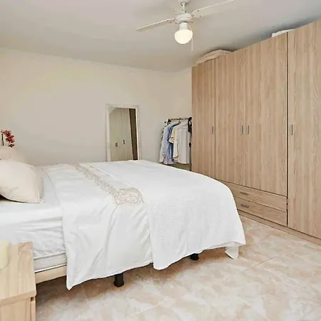 Modern Arguineguin Daire *